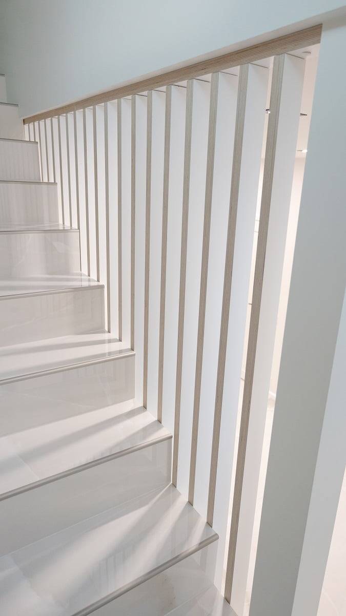 La lumière des spots du hall d'entrée est magnifiquement filtrée par l'escalier. ledStore.fi